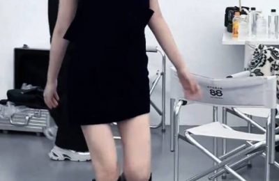 虞书欣穿斜肩裙配丸子头，轻熟御姐范儿十足缩略图