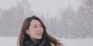 雪地里走着，黑围巾配着灿烂笑脸，状态好极了缩略图