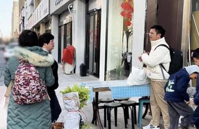 红姐和小凤出门，她想买便宜衣服，阿姨说：贵的你一天工资都不够花缩略图