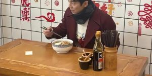 50岁的何炅在长沙独自吃粉，红色大衣下难藏慈祥笑容，单身也过得热闹缩略图