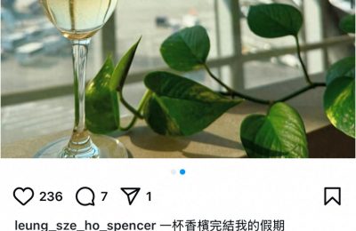 张柏芝的妈妈64岁了，戴个豹纹发箍机场亮相，和朋友合照超亲切缩略图