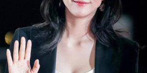 45岁的汤唯惊艳青龙红毯！金泰勇贴心陪护，亲自为老婆提裙摆！缩略图