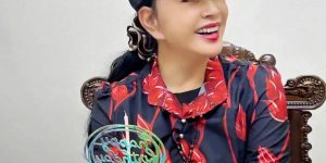 75岁的刘晓庆遇到钱的问题，跑到美国表演，穿红金色的新式唐装演女皇缩略图