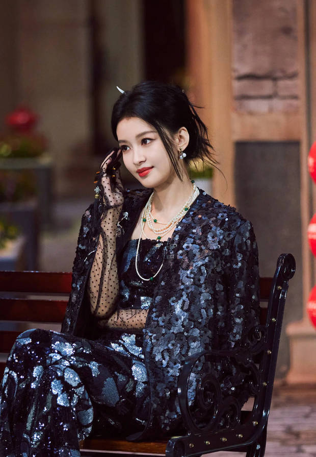 孙怡穿亮片套装摇着折扇，美美的老板娘上线啦插图