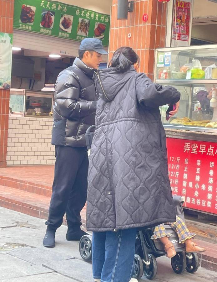 明道带老婆孩子出门买早餐被碰到！他们一家住在上海，日子过得很滋润插图