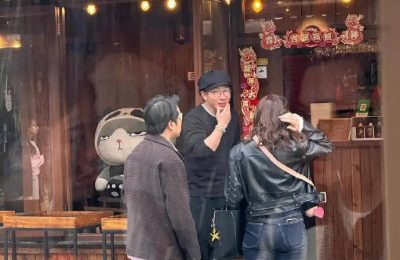 在北京胡同碰到刘谦，一身黑装看起来挺精神的缩略图